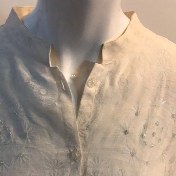 Blouse size 3X, cream colour, three quarter sleeves. - Picture 3 of 6